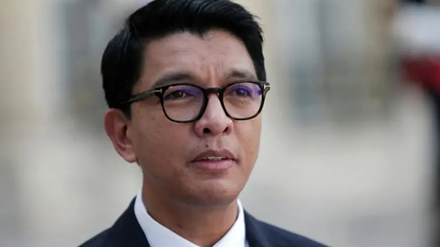 Madaqaskar prezidenti ölkədən qaçdı 