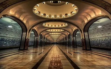 Yaşlı qadın yeniyetmə qızı itələyib qatar yoluna yıxdı