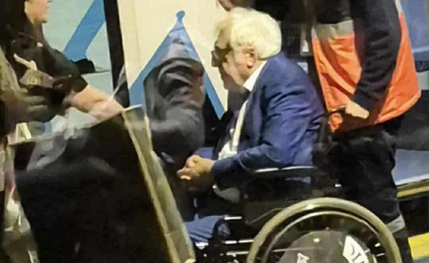 Yazıçı Anarın əlil arabasında fotosu yayıldı, ona nə olub? - Özündən açıqlama