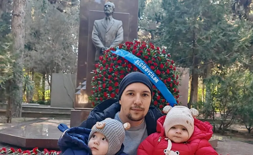 Əkiz nəvələri Elçibəyin məzarı başında - FOTO