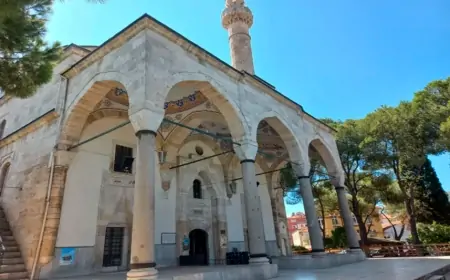 Məscidin qarşısında donuz əti payladı - "Atamın ehsanıdır"