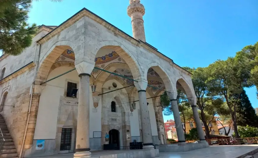 Məscidin qarşısında donuz əti payladı - "Atamın ehsanıdır"