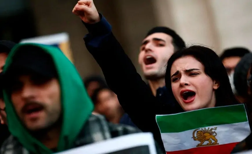 İranın "gül balaları" etirazlar vaxtı Türkiyə barlarında - Belə əyləniblər 