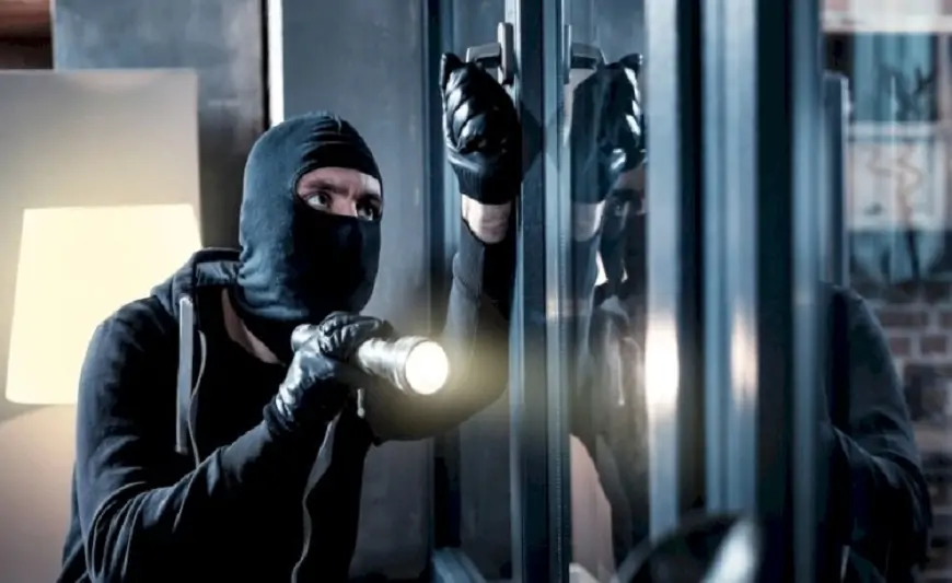 Gözətçi qoruduğu restorandan oğurluq etdi 