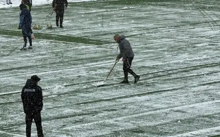 Qurban Qurbanov stadionda qar təmizləyir - VİDEO