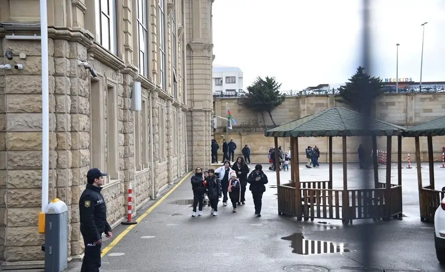 Müəllimi yaralayan şagirdin atası kimdir? 