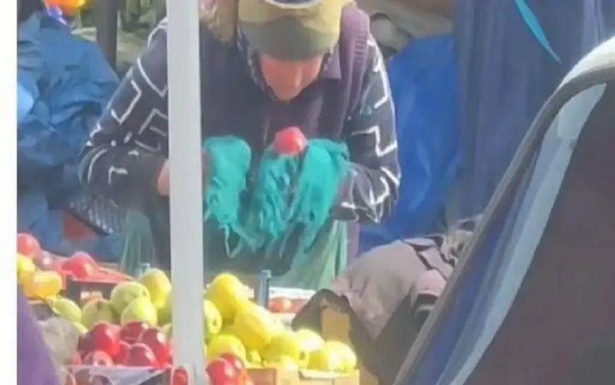 Almanı tüpürüb silən satıcı özünə belə haqq qazandırdı - VİDEO