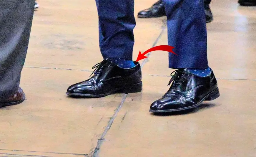 Tramp Ağ Evin kişi işçilərini bezdirib, gülməli ayaqqabı söhbəti - O niyə belə edir?