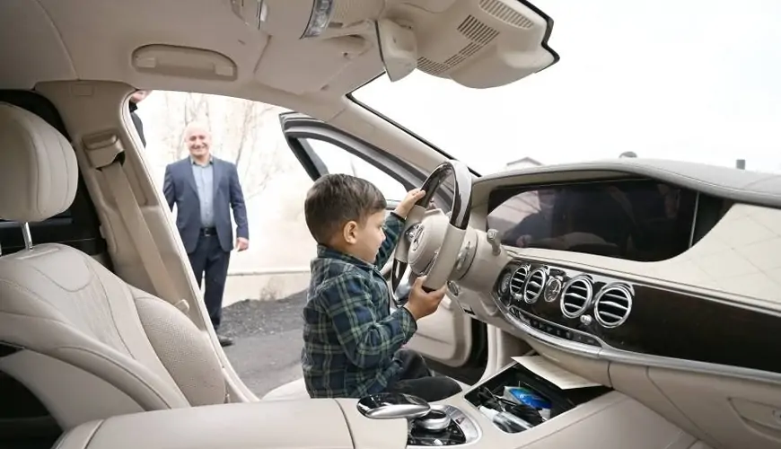 Qarabağa qayıdan azyaşlı Prezidentin maşınında - FOTOLAR + VİDEO