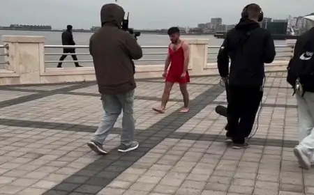 Bakı bulvarında gənc oğlana qadın alt paltarı geyindirdilər - SƏBƏB + VİDEO