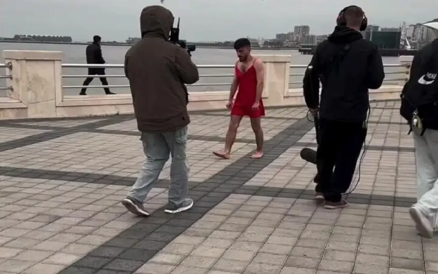 Bakı bulvarında gənc oğlana qadın alt paltarı geyindirdilər - SƏBƏB + VİDEO