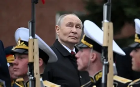 Putinin şəhərində Putinə qarşı... - Düşməni paradda göründü + VİDEO