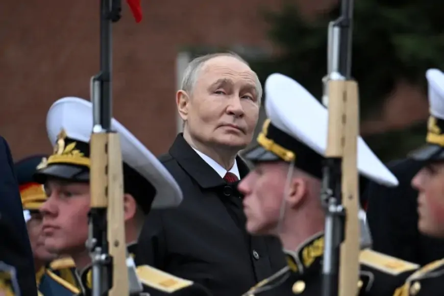 Putinin şəhərində Putinə qarşı... - Düşməni paradda göründü + VİDEO
