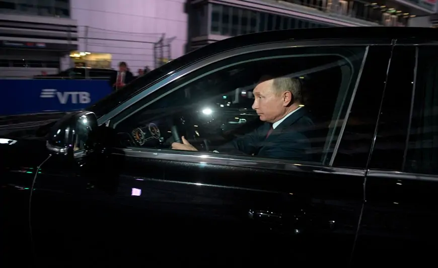 Putin o xanımı götürmək üçün şəxsi maşını ilə otelə getdi - ANBAAN VİDEO