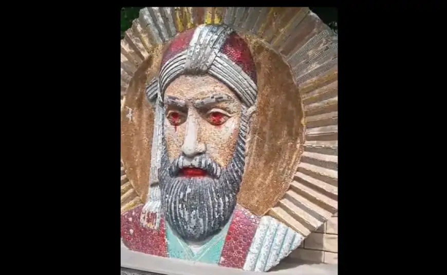 Nizami Gəncəvinin büstü təhqir edildi - Gözlərinə və dodaqlarına... + VİDEO