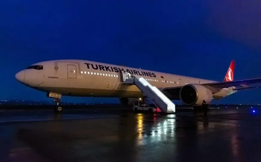 Türkiyədə təyyarə radar dirəyinə çırpılıb, 267 sərnişin təxliyə olundu 