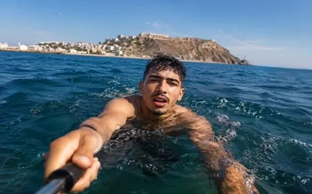 Selfi çəkə-çəkə Mərakeşdən Seutaya üzdü - Milyonların izlədiyi həmin VİDEO