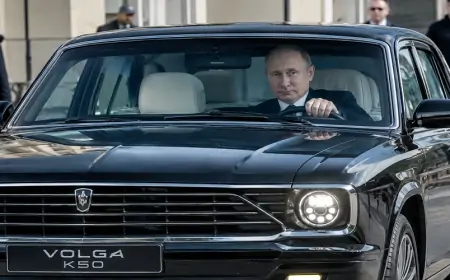 Əfsanəvi “Volqa” geri qayıtdı - Putin sükan arxasında + VİDEO