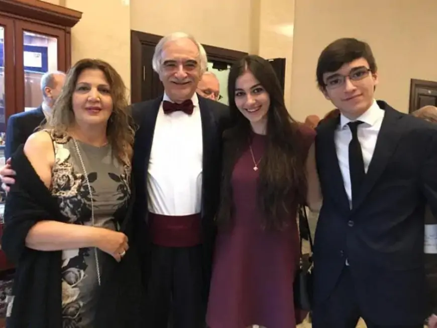 "Polad müəllim uşaq deyil, etsə də, gizli edər, söhbəti uzatmayaq" - Boşandığı deyilən yoldaşı