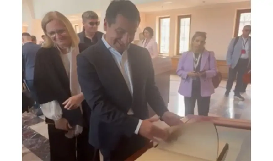 Hikmət Hacıyev erməni saxtakarlığını ifşa etdi - Bu kitabın səhifələri niyə boşdur? + Video